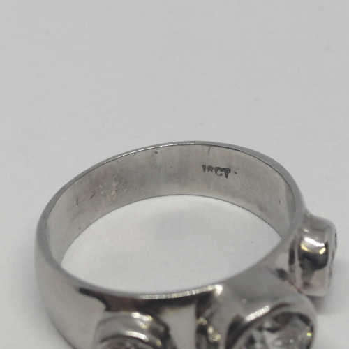 18kt White gold diamond ring with 1.2ct diamond and 2 smaller diamonds of 0.40ct -  weighs 7.0 grams
