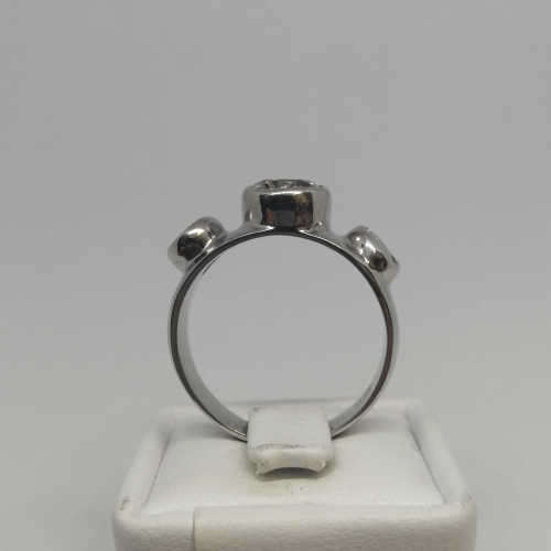 18kt White gold diamond ring with 1.2ct diamond and 2 smaller diamonds of 0.40ct -  weighs 7.0 grams