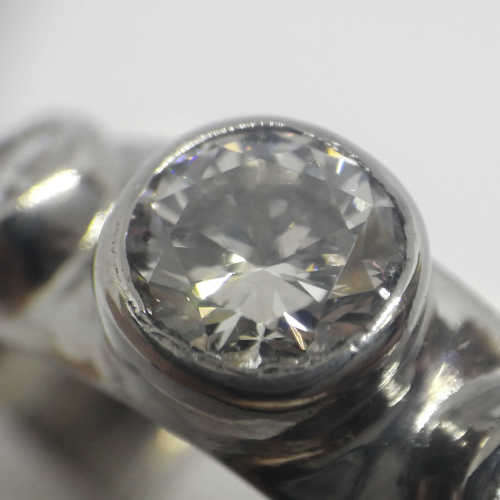 18kt White gold diamond ring with 1.2ct diamond and 2 smaller diamonds of 0.40ct -  weighs 7.0 grams