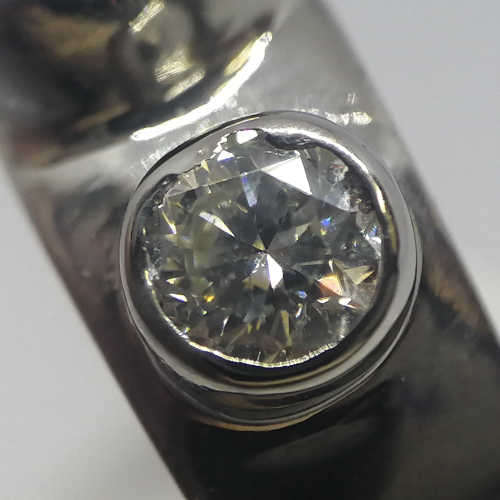 18kt White gold diamond ring with 1.2ct diamond and 2 smaller diamonds of 0.40ct -  weighs 7.0 grams