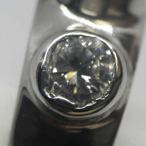 18kt White gold diamond ring with 1.2ct diamond and 2 smaller diamonds of 0.40ct -  weighs 7.0 grams