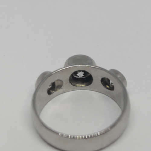 18kt White gold diamond ring with 1.2ct diamond and 2 smaller diamonds of 0.40ct -  weighs 7.0 grams