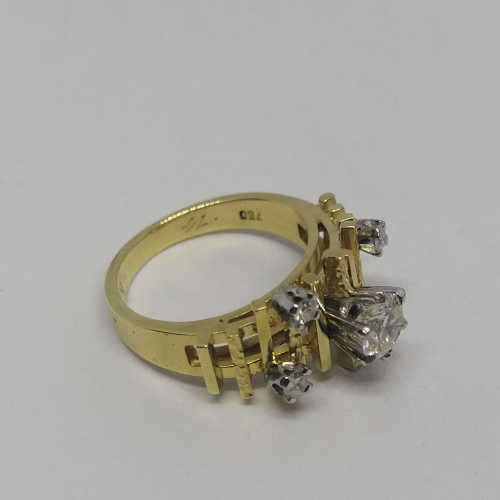 18kt Gold diamond ring with 5 diamond - Weighs 7.2 grams - size K