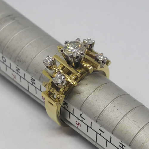 18kt Gold diamond ring with 5 diamond - Weighs 7.2 grams - size K