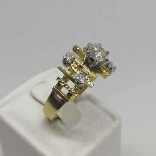 18kt Gold diamond ring with 5 diamond - Weighs 7.2 grams - size K
