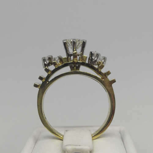 18kt Gold diamond ring with 5 diamond - Weighs 7.2 grams - size K