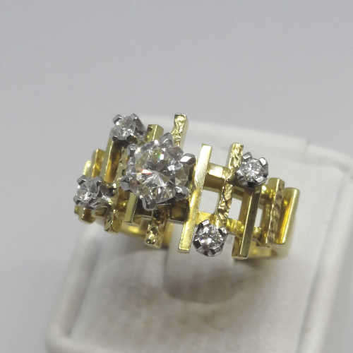18kt Gold diamond ring with 5 diamond - Weighs 7.2 grams - size K