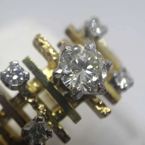 18kt Gold diamond ring with 5 diamond - Weighs 7.2 grams - size K