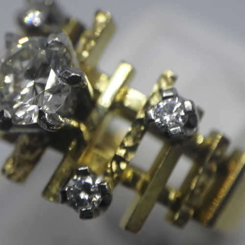 18kt Gold diamond ring with 5 diamond - Weighs 7.2 grams - size K