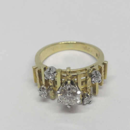 18kt Gold diamond ring with 5 diamond - Weighs 7.2 grams - size K