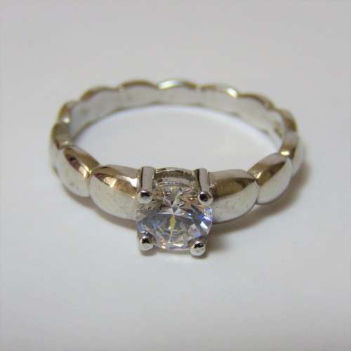 Sterling silver ring with lovely clear stone - Size 8/P - 2,8 g