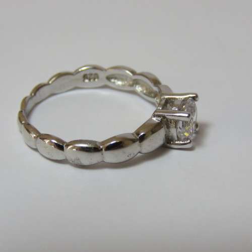 Sterling silver ring with lovely clear stone - Size 8/P - 2,8 g