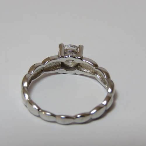 Sterling silver ring with lovely clear stone - Size 8/P - 2,8 g