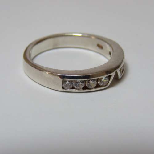 Sterling silver ring with 6 stones - Size O - 4,0 g