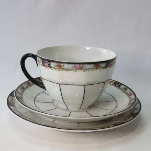 Czeckoslovakian pearlware teaset - 6 Trios - Sugar bowl - Milk jug - Cookie platter
