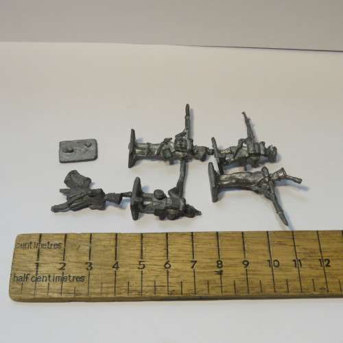 Lot of 5 small vintage lead soldiers - Unpainted - One base broken