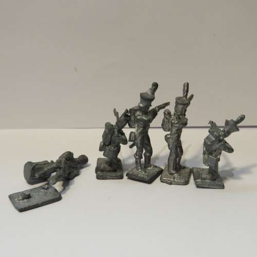 Lot of 5 small vintage lead soldiers - Unpainted - One base broken