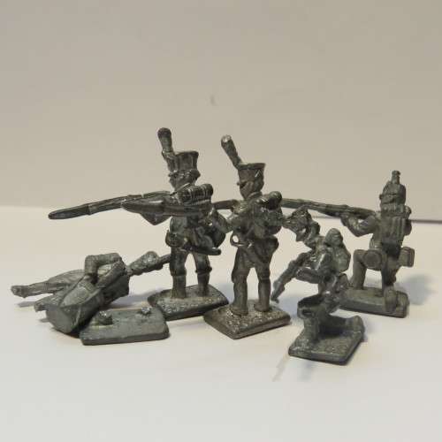 Lot of 5 small vintage lead soldiers - Unpainted - One base broken