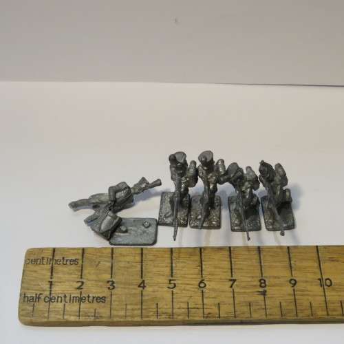 Lot of 5 small vintage lead soldiers - Unpainted - One base broken