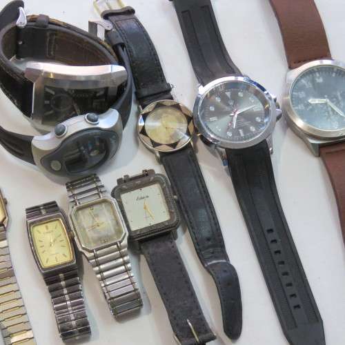 Lot of 17 mens quartz watches for spares
