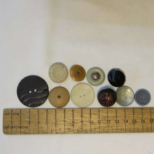 Ouma Mazawattee tea tin with over 900 antique and vintage buttons