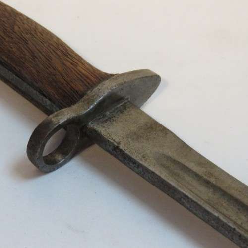 1907 Pattern 303 bayonet with no blade markings - Handle wood replaced - Rifle clip removed