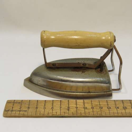 Vintage 1940/50 Prilect Electric travelling Iron - In original tin
