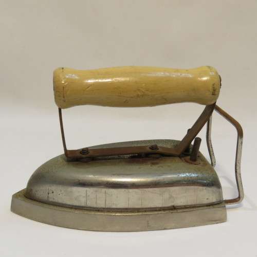 Vintage 1940/50 Prilect Electric travelling Iron - In original tin
