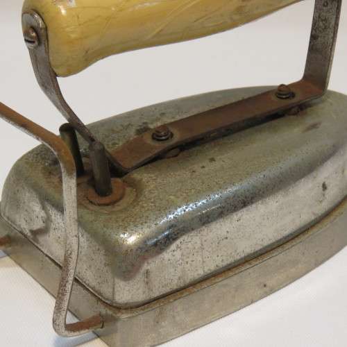 Vintage 1940/50 Prilect Electric travelling Iron - In original tin