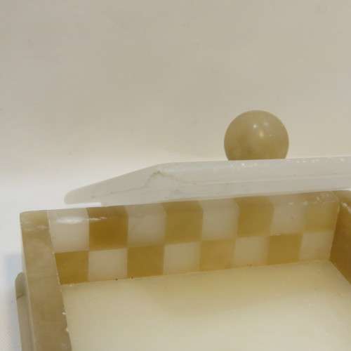 Small alabaster jewellery box - Chipped lid(corner)