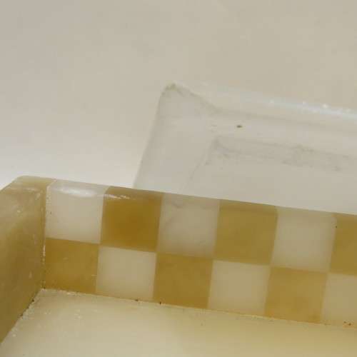 Small alabaster jewellery box - Chipped lid(corner)