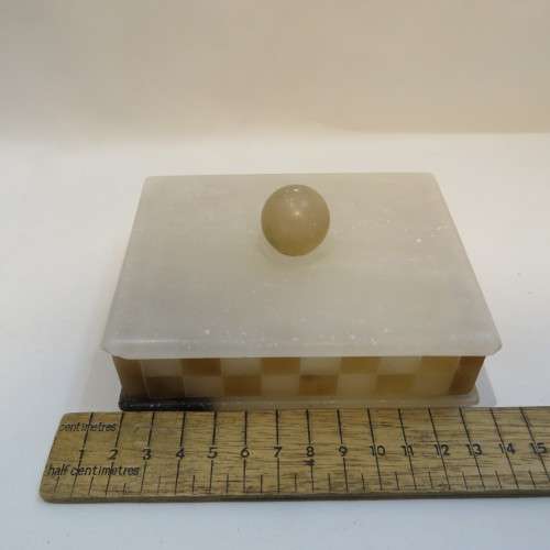 Small alabaster jewellery box - Chipped lid(corner)