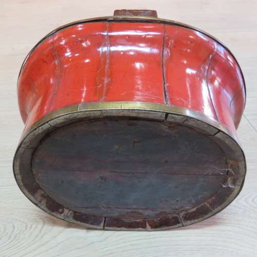 Chinese red lacquered lunch box / wedding box with brass trimmings - Base 25 x 29 cm - 37 cm High