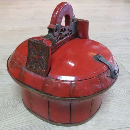 Chinese red lacquered lunch box / wedding box with brass trimmings - Base 25 x 29 cm - 37 cm High