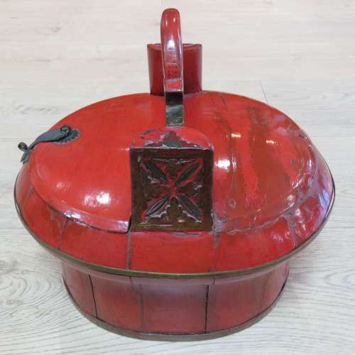 Chinese red lacquered lunch box / wedding box with brass trimmings - Base 25 x 29 cm - 37 cm High
