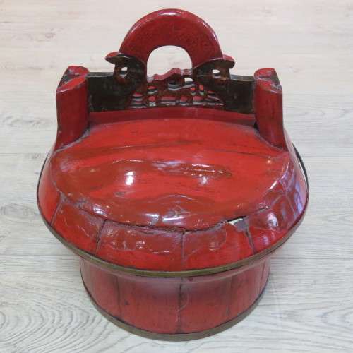 Chinese red lacquered lunch box / wedding box with brass trimmings - Base 25 x 29 cm - 37 cm High