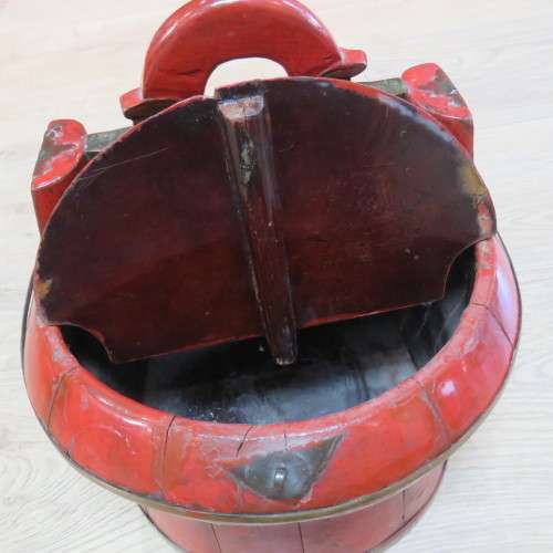 Chinese red lacquered lunch box / wedding box with brass trimmings - Base 25 x 29 cm - 37 cm High