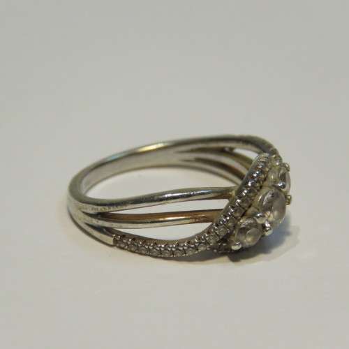 Jeulla Sterling silver ring with 40 small and 3 large clear stones - 3,8 g - Size N