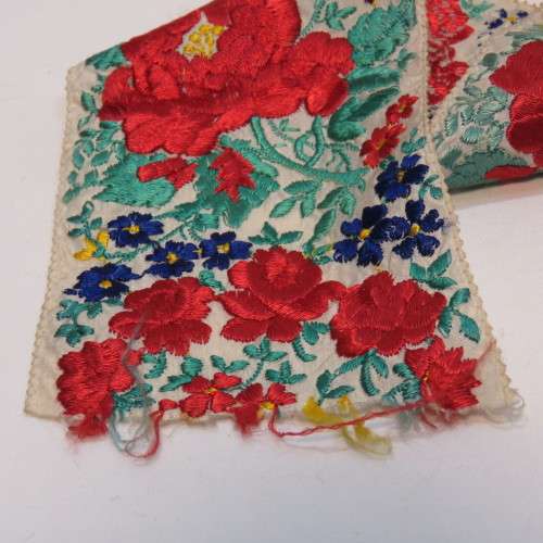Antique embroidered strip of flowers - Very high quality - 100 x 8,5 cm