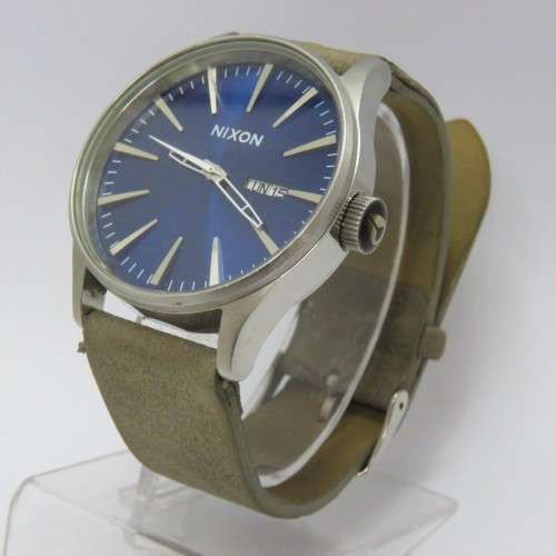 Nixon Sentry mens quartz watch - Scratch on glass - Working