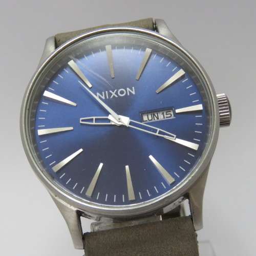 Nixon Sentry mens quartz watch - Scratch on glass - Working