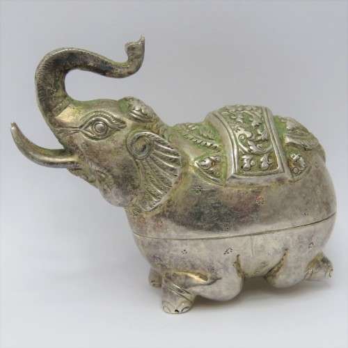 Antique Cambodian silver betel box in elephant shape - Weighs 51,5 g