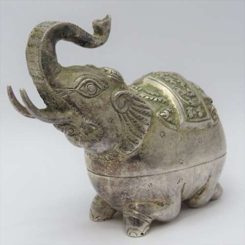 Antique Cambodian silver betel box in elephant shape - Weighs 51,5 g