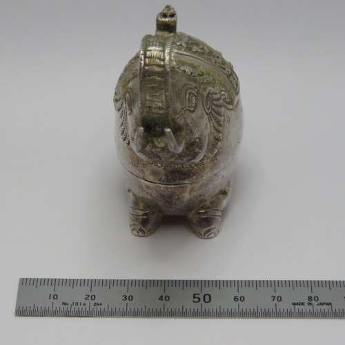 Antique Cambodian silver betel box in elephant shape - Weighs 51,5 g