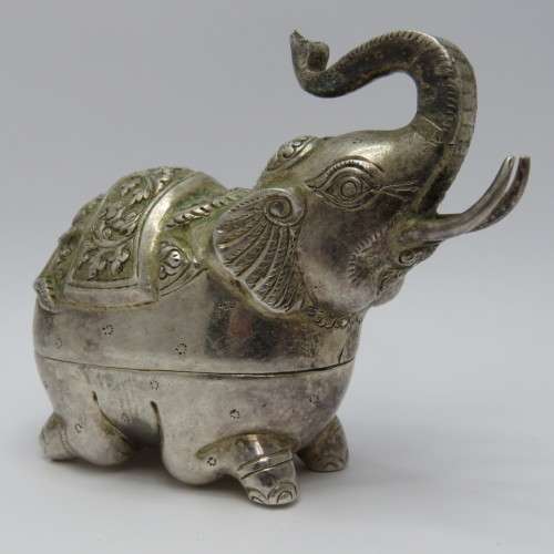Antique Cambodian silver betel box in elephant shape - Weighs 51,5 g