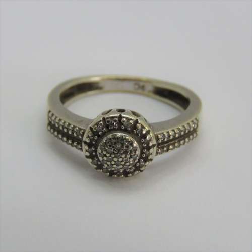 9kt White gold ring with about 66 small diamonds - Weighs 2,4 g - Size J