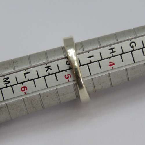9kt White gold ring with about 66 small diamonds - Weighs 2,4 g - Size J