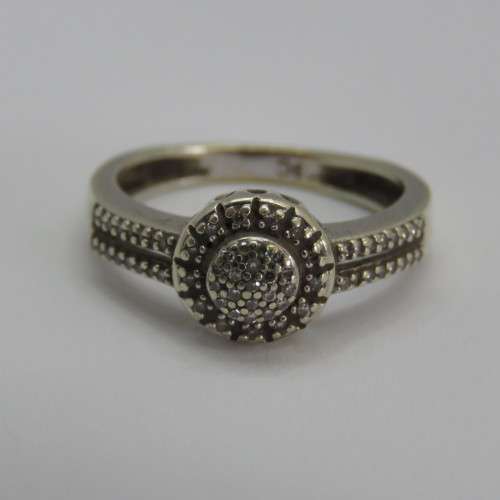 9kt White gold ring with about 66 small diamonds - Weighs 2,4 g - Size J