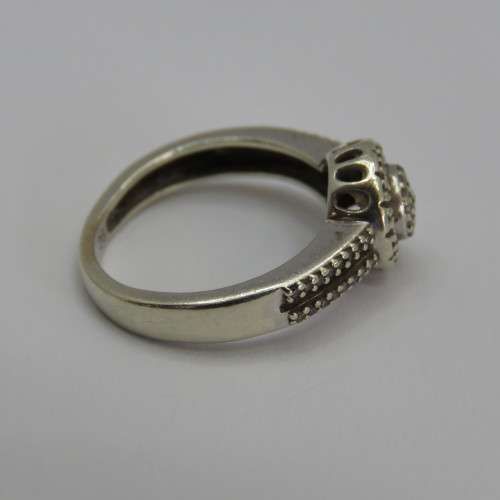 9kt White gold ring with about 66 small diamonds - Weighs 2,4 g - Size J