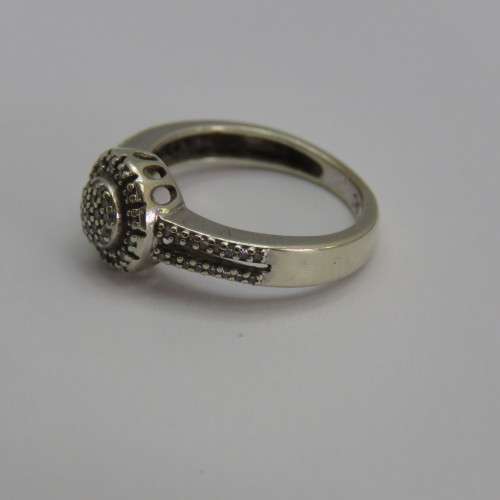 9kt White gold ring with about 66 small diamonds - Weighs 2,4 g - Size J